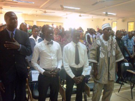 Assistance et impétrants lors de la cérémonie.